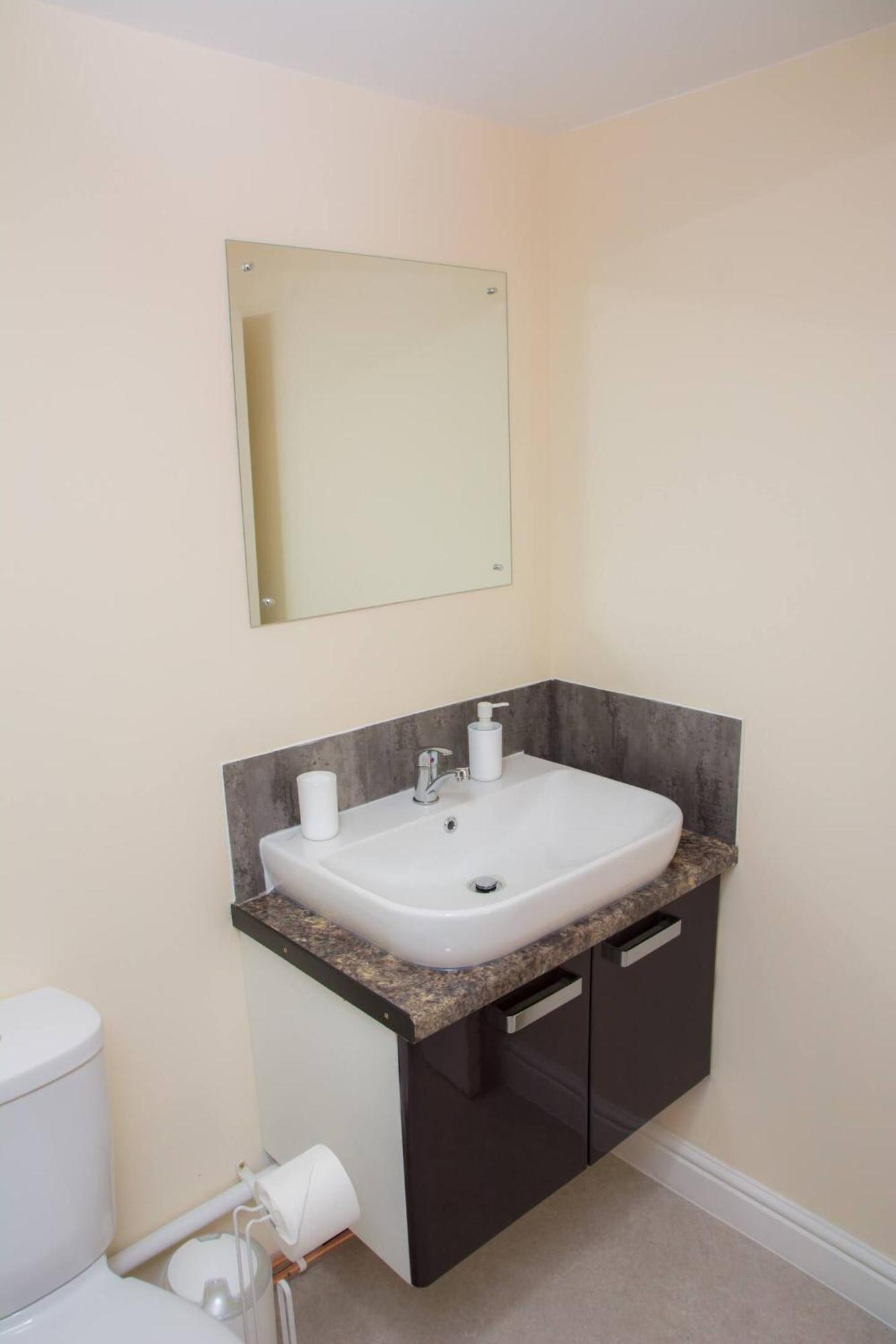 Orange Lilly In Stroud With Free Parking 아파트 외부 사진