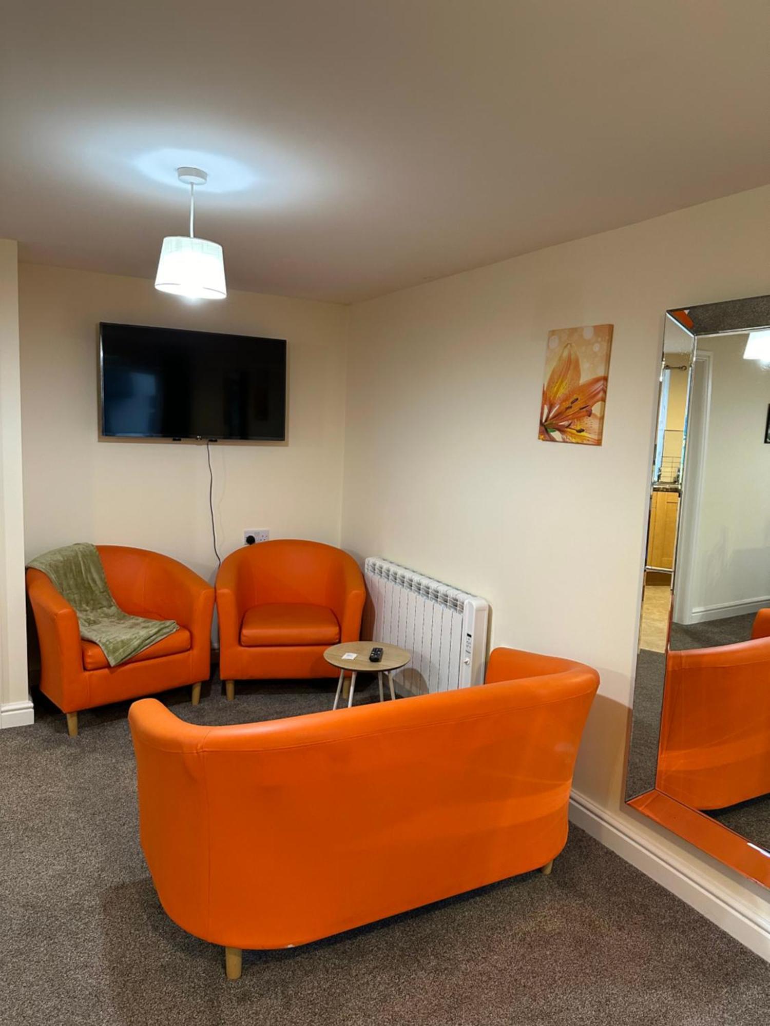 Orange Lilly In Stroud With Free Parking 아파트 외부 사진