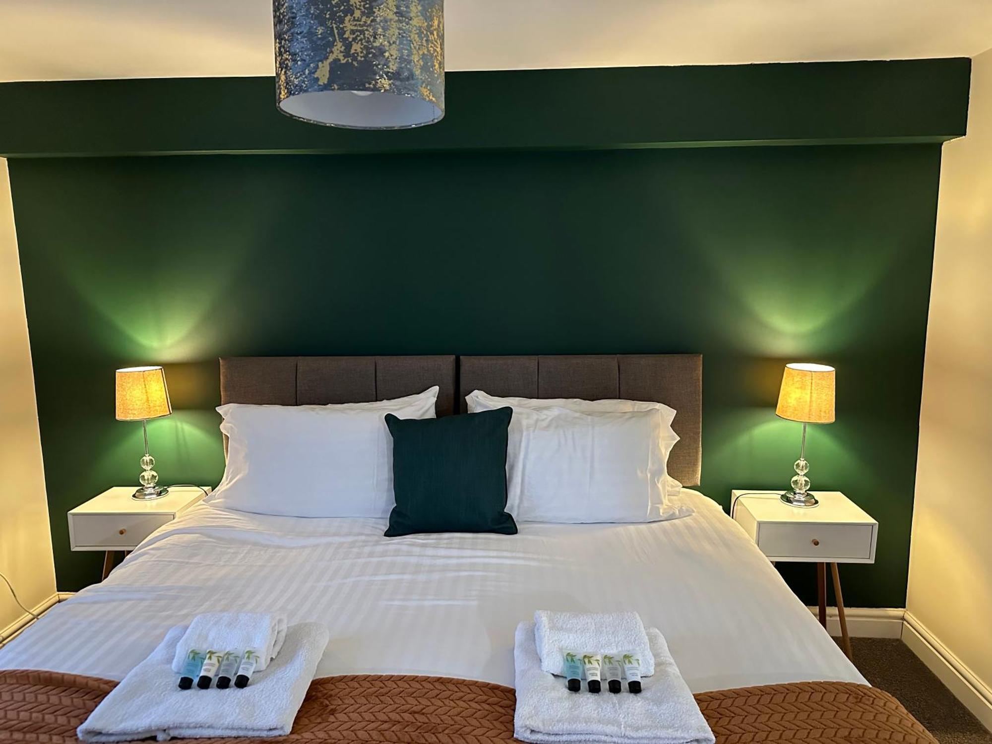 Orange Lilly In Stroud With Free Parking 아파트 외부 사진