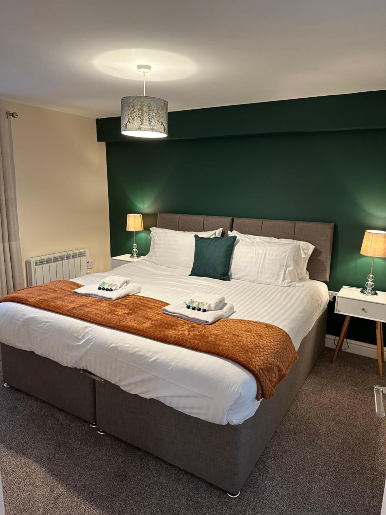 Orange Lilly In Stroud With Free Parking 아파트 외부 사진