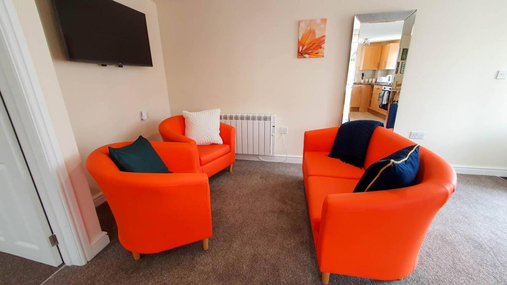 Orange Lilly In Stroud With Free Parking 아파트 외부 사진